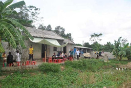 Hàng nghìn người kéo đi xem mặt nghi can giết bé trai 9 tuổi