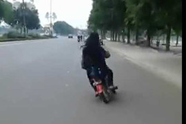 Phản cảm nữ sinh lạng lách đánh võng trên xe đạp điện