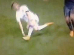 Clip: Pha ăn vạ thô thiển bậc nhất lịch sử bóng đá