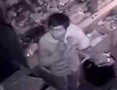 Nam thanh niên đột nhập cửa hàng đồ lót giữa đêm bị camera ghi lại