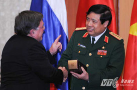 Bộ trưởng Quốc phòng đón cựu chiến binh Nga, Belarus