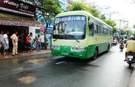 Bị xe buýt kéo lê hàng 100m, người đàn ông chết thảm