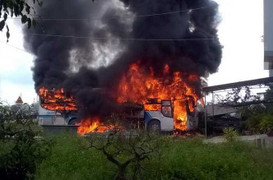 Xe giường nằm tiền tỷ bỗng nhiên bốc cháy dữ dội