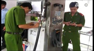 Theo chân công an lật tẩy các cây xăng gian lận