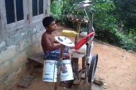 Cười vỡ bụng với màn đánh trống tuyệt đỉnh từ xô, đĩa, lọ