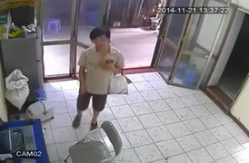 Tên trộm đặt tay lên ngực lấy bình tĩnh rồi cuỗm laptop