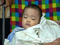 Bé 2 tuổi bị bỏ rơi: Người đàn ông đến nhận cháu bé là ai?