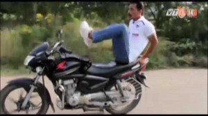 Choáng với màn tập Yoga trên xe máy đang chạy