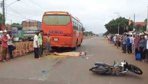 Ô tô đưa đón công nhân cán chết một công nhân