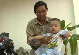 Bé 2 tuổi bị bỏ rơi trên taxi: Cơ quan chức năng xác minh thân nhân