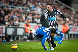 Newcastle 2-1 Chelsea: Mourinho biết mùi thất bại