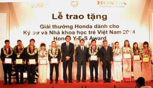 10 sinh viên xuất sắc nhận giải thưởng 30.000 USD