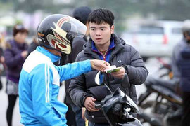 Phe vé hoạt động nhộn nhịp trước cửa sân Mỹ Đình