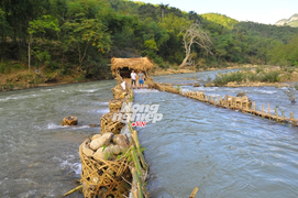 Kỳ thú những cái bẫy khổng lồ tóm cá trên sông