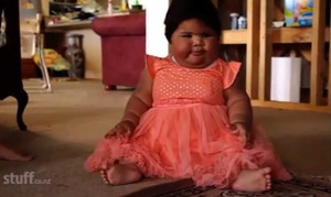 Clip: Bệnh lạ khiến em bé 10 tháng lớn bằng trẻ 5 tuổi