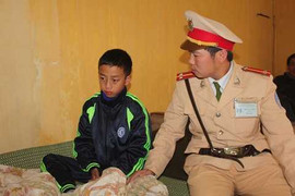 Cặp song sinh 12 tuổi nhịn đói, ngủ trong bao tải ven đường