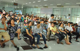 Mòn mỏi chờ cả buổi để biết… hết vé tàu tết