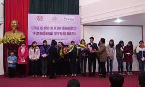 12 nữ sinh khuyết tật nhận học bổng 72 triệu đồng