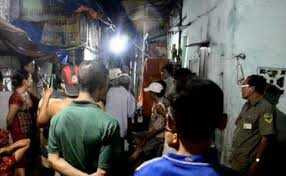 Bốn thanh niên bí ẩn mang xác người bỏ trong hẻm