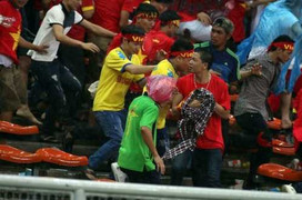 Báo Malaysia: CĐV Việt Nam và Malaysia ngang bướng phá hỏng trận đấu
