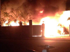 Cảnh sát phá tường, mở đường chữa cháy trong đêm