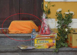 Thi thể hài nhi ở cổng chùa cùng tờ giấy 'mẹ xin lỗi'