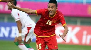 Clip: Thủ thành Malaysia nhoài người đánh Huy Toàn