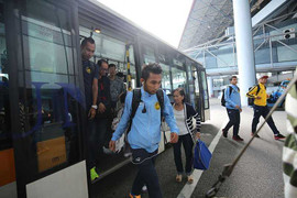 Tuyển Malaysia đi máy bay giá rẻ tới Hà Nội