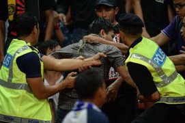 Bắt 5 fan cuồng Malaysia hành hung CĐV Việt Nam