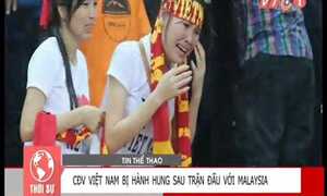 Clip: CĐV Malaysia tràn sang đánh, nữ CĐV Việt Nam khóc