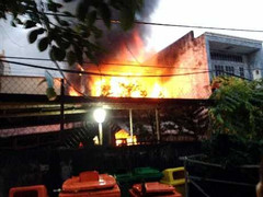 Phá cửa cứu cụ bà 80 tuổi trong biển lửa