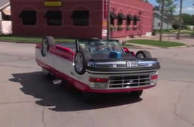 Xe độ chổng 4 vó lướt bon trên phố