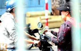 Phe vé thu lợi bất chính từ tình yêu bóng đá