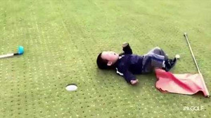 Clip golf thủ nhí ăn vạ không thể nhịn cười