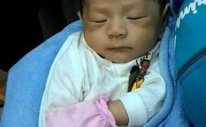 Bé trai văng khỏi bụng mẹ giờ ra sao?