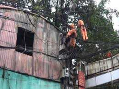 Clip: Cháy lớn 2 cửa hàng đồ gỗ giữa Thủ đô