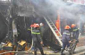 Hai cửa hàng đồ gỗ bùng cháy dữ dội giữa thủ đô