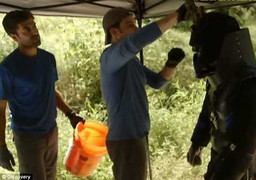 Tự để trăn khổng lồ 'ăn tươi nuốt sống'