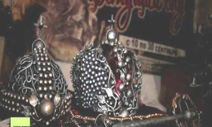 Clip: Rèn vương miện từ vỏ đạn pháo tặng Putin