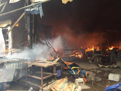 Clip: Chợ Nhật Tân cháy ngùn ngụt