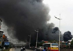 Hà Nội: Chợ Nhật Tân bốc cháy dữ dội