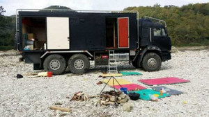 Độ xe Kamaz thành nhà để đi phượt