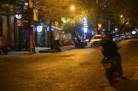 Nổ súng bắn trọng thương 4 người trong đêm ở Hà Nội