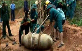 Clip: Phát hiện quả bom nặng 500kg ở Phú Thọ