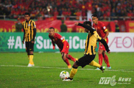 Tiến Thành lóng ngóng đưa bóng về lưới nhà