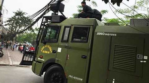 Cảnh sát đưa xe 'khủng' tới sân Mỹ Đình