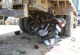 'Chui' vào gầm xe tải, 2 người nguy kịch