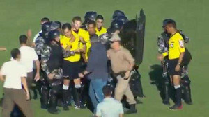 Clip: Trọng tài bị cầu thủ đuổi đánh chạy khắp sân