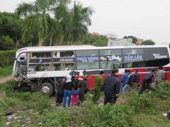 Xe container lấn đường, tông văng ôtô giường nằm