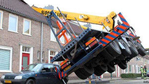 Màn cầu hôn trên cần cẩu khổng lồ biến thành thảm họa